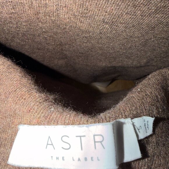 ASTR the Label "Devin Sleeveless One Shoulder Sweater" - Picture 3 of 4